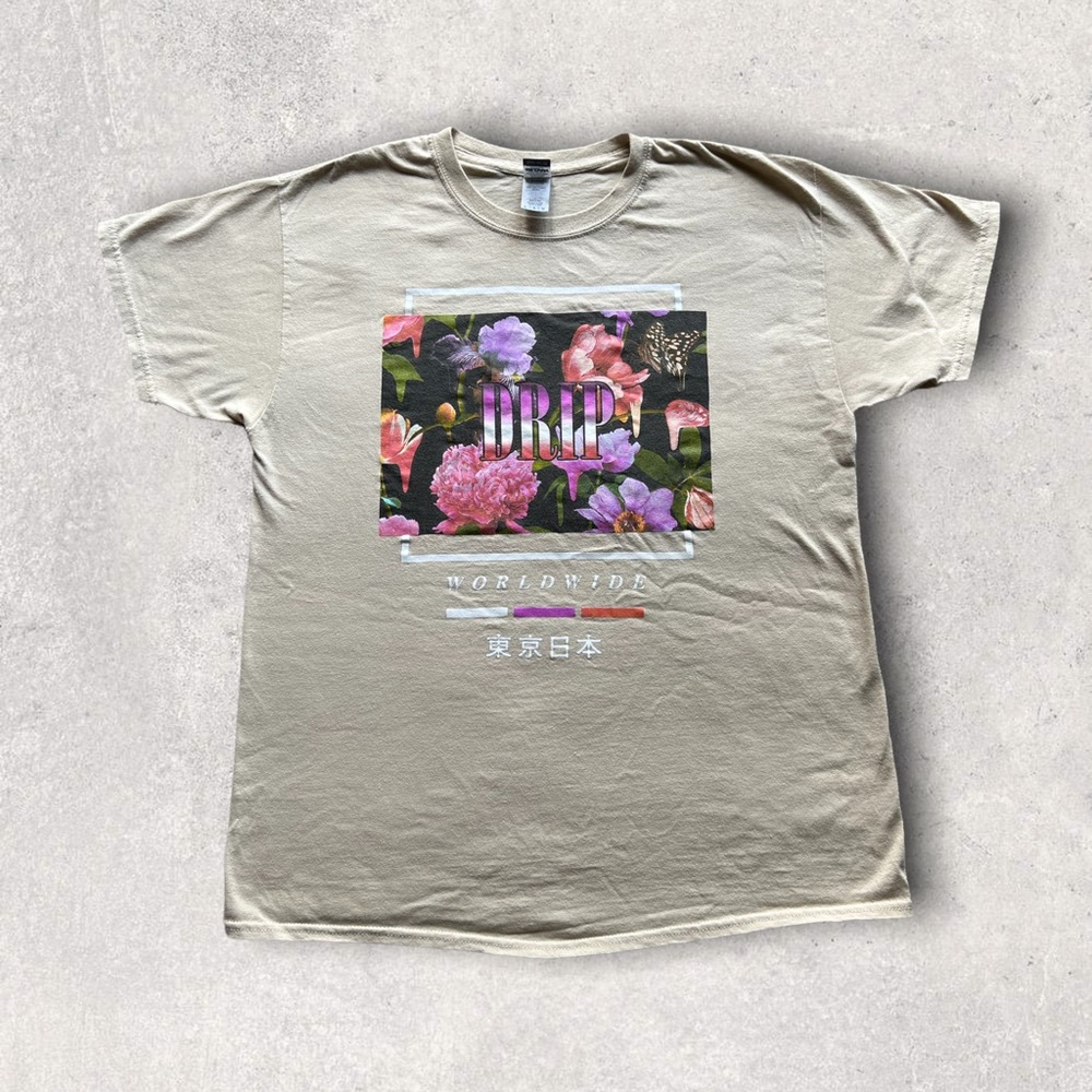 Unisex shirt, can be worn by men and women.